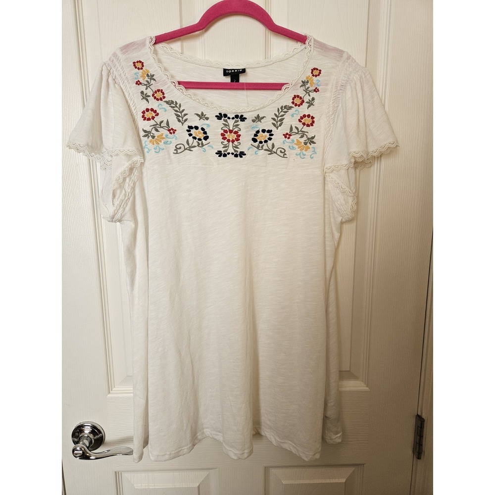 NWT Torrid White Embroidered Floral Lace Trim Short Sleeves Swing Top, Plus 2X